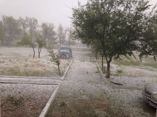 Видео — Град в Балыкчы сопровождался сильным ветром