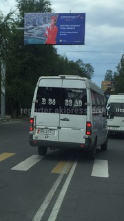 На улице Горького маршрутное такси ехало по встречке <i>(фото)</i>
