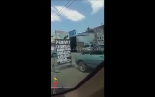 Читатель в очередной раз жалуется, что улицу П.Лумумбы на рынке «Кудайберген» заняли рекламные штендеры (видео)