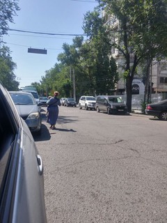 На бишкекских автодорогах наблюдается большое количество попрошаек <i>(фото)</i>