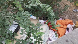 На переулке Шевченко бомжи раскидывают мусор, а на улице Чокморова 4 месяц оставлены вырытые траншеи, - житель <i>(фото)</i>