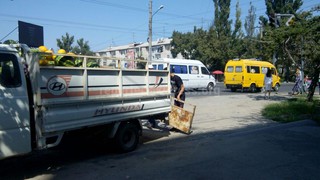 Горожанин жалуется на стихийную торговлю на Юнусалиева-Суеркулова, мешающую жителям 5 мкр (фото)