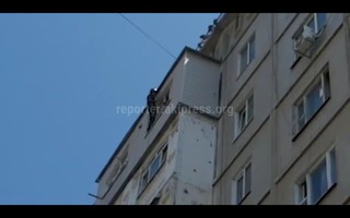 Видео –В Бишкеке спасатели МЧС предотвратили падение <b>5-летнего ребенка</b> из окна 9 этажа