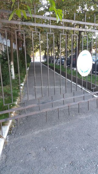 «Бишкекглавархитектура» уведомила ГСБЭП перенести самовольное ограждение тротуара на ул.Токтоналиева