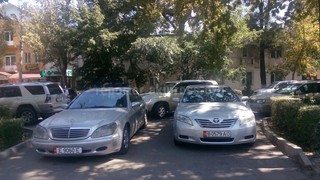 На улице Панфилова ворота Спецбольницы перегородили две автомашины и создали неудобства другим водителям, - читатель (фото) На улице Панфилова ворота Спецбольницы перегородили две автомашины и создали неудобства другим водителям, - читатель (фото)