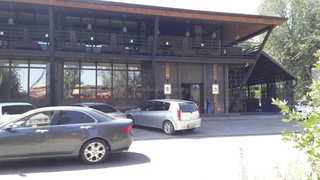 «Бишкекглавархитектура» перенаправила жалобу читателя о парковке кафе «Империя пиццы» в Аламединский акимиат