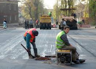 Читатель просит установить «лежачие полицейские» рядом со школами и подъездами, выходящим на дорогу 8 мкр (фото)