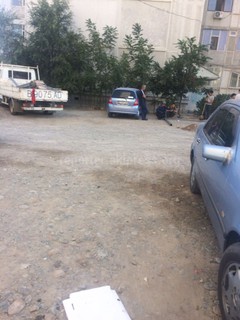 В Бишкеке во дворе дома в мкр Учкун местный житель готовит территорию для установки навеса для своего авто, - читатель (фото)