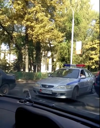 Сотрудника милиции оштрафовали на 1000 сомов за нарушение ПДД на проспекте Ч.Айтматова Сотрудника милиции оштрафовали на 1000 сомов за нарушение ПДД на проспекте Ч.Айтматова