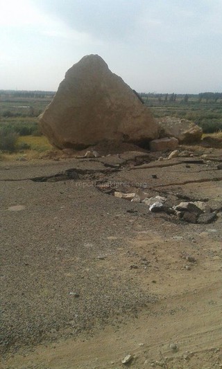 В Сузакском районе на автодорогу упала глыба, отчего треснул асфальт <i>(фото)</i>
