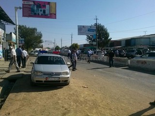 Фото оцепления банка в городе Кара-Суу после сообщения о мине