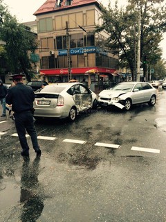 В Бишкеке на перекрестке Абдрахманова-Боконбаева столкнулись 2 легковые автомашины, - очевидец <i>(фото)</i>