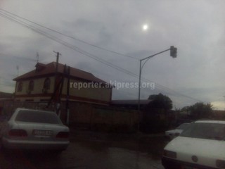 Читатель просит соответствующие органы установить дополнительные секции на светофорах в жилмассиве Ала-Тоо 1 и 2 (фото) Читатель просит соответствующие органы установить дополнительные секции на светофорах в жилмассиве Ала-Тоо 1 и 2 (фото)