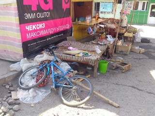 На тротуаре рядом с домом №6 в мкр Кулатова в Оше организовали стихийную торговлю, - читатель (фото)