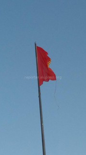 Когда заменят порванный государственный флаг на горе Боз-Болток? - читатель <i>(фото)</i>