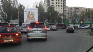 На перекрестке Чуй-Курманжан датки наблюдается автомобильная пробка, - водитель (фото)