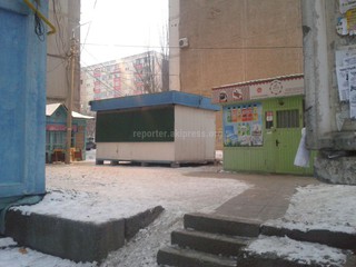 В мкр Тунгуч между домами установили павильоны, загородив проход пешеходам, - читатель (фото)