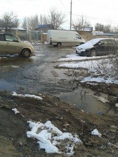 В мкр Тунгуч из-за аварии на водопроводе вода затапливает ул.Анкара, - читатель <i>(фото)</i>