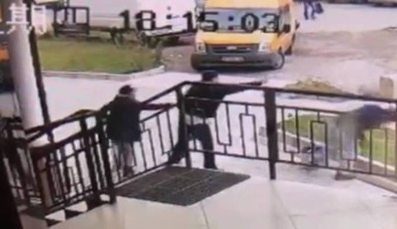 Видео — Мужчина распылил газовый баллончик в глаза садовника