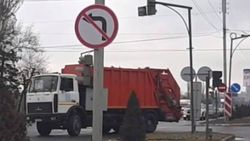 Мусоровоз повернул на запрещающий знак: С водителем машины провели разъяснительную беседу