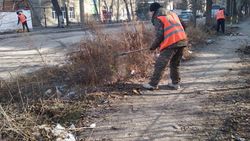 Сотрудники МП «Тазалык» убрали мусор на улице Чокморова, - мэрия