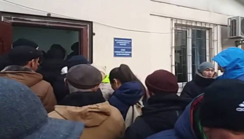 В Республиканском центре СПИДа ежедневно большая очередь, - бишкечанин (видео)