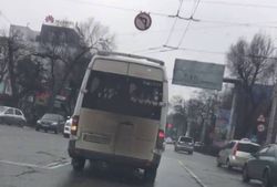 Ведется поиск водителя маршрутки который повернул на запрещенный знак, - мэрия