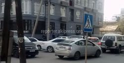 <b>Десятки ДТП за последние недели.</b> Перекресток Уметалиева-Рыскулова претендует на звание самого опасного участка в Бишкеке <i>(видео)</i>