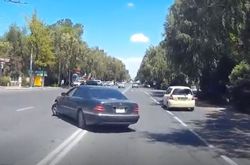 В 8 мкр на ул.Байтик Баатыра водитель «Мерседеса» повернул через двойную сплошную линию (видео) В 8 мкр на ул.Байтик Баатыра водитель «Мерседеса» повернул через двойную сплошную линию (видео)