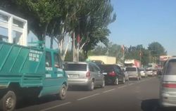 Из-за светофора на Жибек Жолу–Профсоюзной образуется километровая пробка <i>(видео)</i>