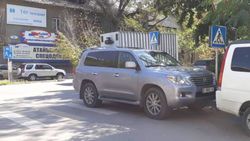 На ул.Фатьянова водитель «Лексуса» припарковался на пешеходном переходе (фото) На ул.Фатьянова водитель «Лексуса» припарковался на пешеходном переходе (фото)