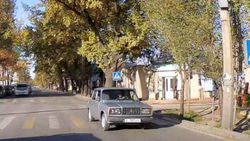 Водитель «Жигулей» на большой скорости проехал на встречной полосе на красный сигнал светофора <i>(видео)</i>