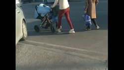 Горожанка просит принять меры в отношении владельца «Лексус», который припарковался на тротуаре