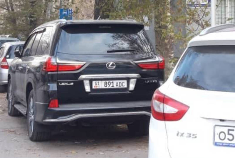 «Лексус LX 570» припарковали в запрещенной зоне. По Carcheck машина находится под залогом со штрафом в 16 тыс. сомов