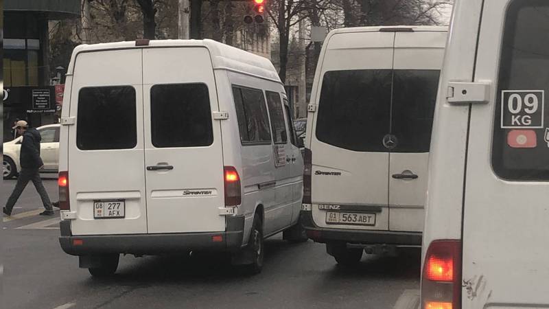 На Байтик Баатыра-Токтогула два «Мерседес Спринтера» проехали по встречной полосе (фото)