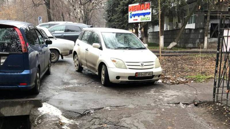 В Бишкеке «Тойоту» припарковали на тротуаре. По Carcheck она находится в аресте и имеет штрафы на 10 тыс. сомов (фото)