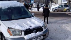 На ул.Нуркамал «Тойоту» припарковали на пешеходном переходе