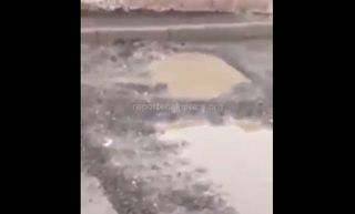 Житель Бишкека снял на видео ямы на отремонтированной осенью ул.Куренкеева