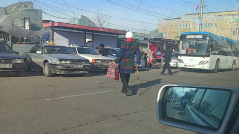 Возле Ошского рынка таксисты заняли всю остановку. Фото
