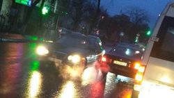 На Московской-Гоголя водитель легковушки объехал пробку по встречной полосе. Фото