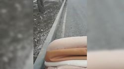 Бишкек шаарындагы Нуркамал көчөсүндө жөө адамдар баса турган жол жок. Видео