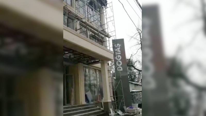 На ул.Токтогула искры от сварки на стройке сыпятся на прохожих, - бишкекчанка