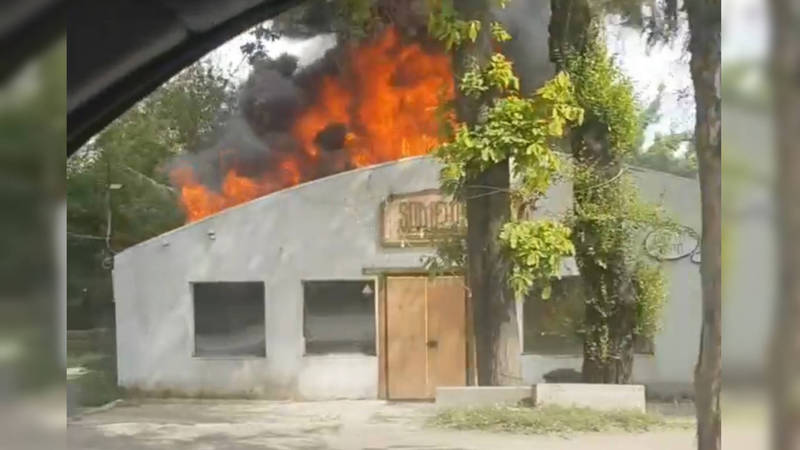 На Жибек-Жолу горит кафе. Видео и фото