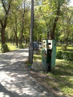 В сквере Физкультурного института электрическая будка в плохом состоянии, провода оголены
