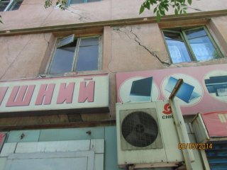 Многоэтажный дом на ул. Курманжан Датка в Оше находится в аварийном состоянии <b>(фото)</b>