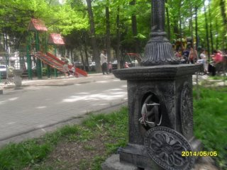 Из фонарных столбов на бульваре Эркиндик торчат провода <b>(фото)</b>