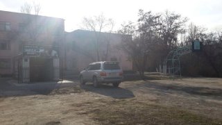 В спортзал в 6 микрорайоне люди проезжают через школьную площадку, - читатель <b>(фото)</b>