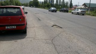 В Жалал-Абаде подготовленные для ремонта ямы на дорогах мешают автолюбителям <b>(фото)</b>