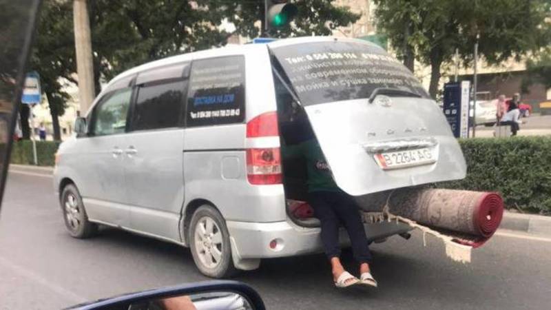 В мкр Восток-5 ребенок ехал в открытом багажнике «Тойоты Ноа». Фото очевидца