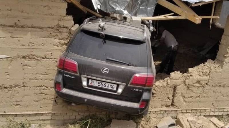Lexus LX 570 пробил стену и заехал в недостроенный дом (дополнено фото)